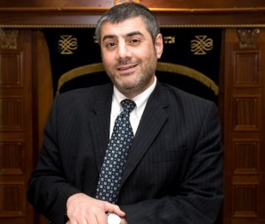 rabino yosef Mizrachi asegura golpear a los judios por yeshua por su idolatria